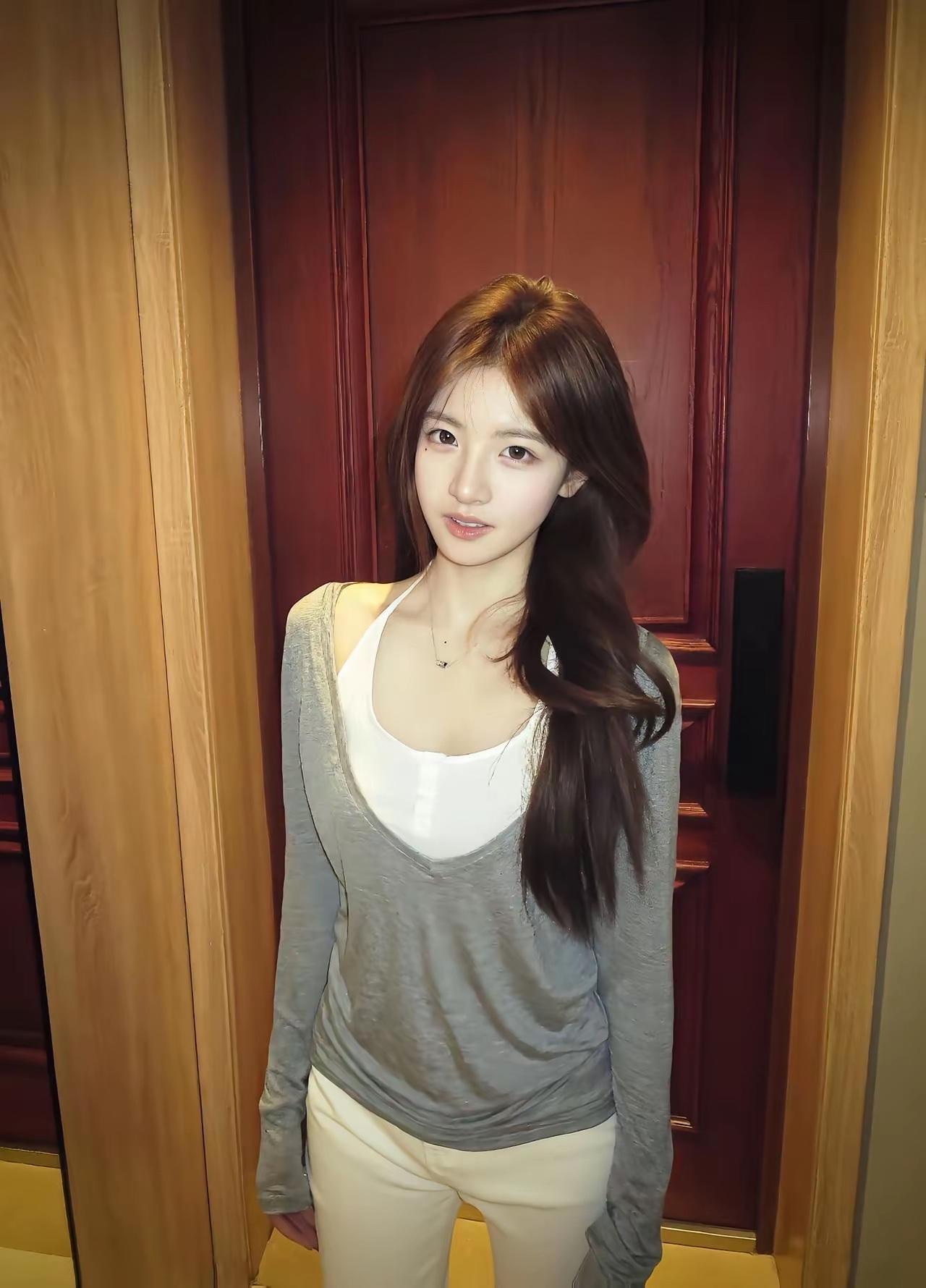 高中时代最喜欢的穿搭，当然是在假期里，因为学校不允许，必须穿校服[捂脸]