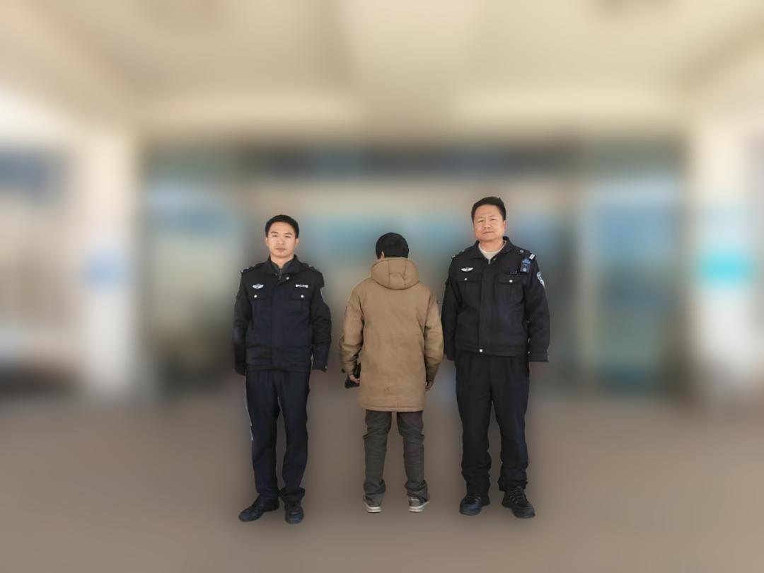 欠钱不还驾车欲逃，大理一男子怒砸车辆被拘

近日，祥云县公安局祥城派出所接到辖区