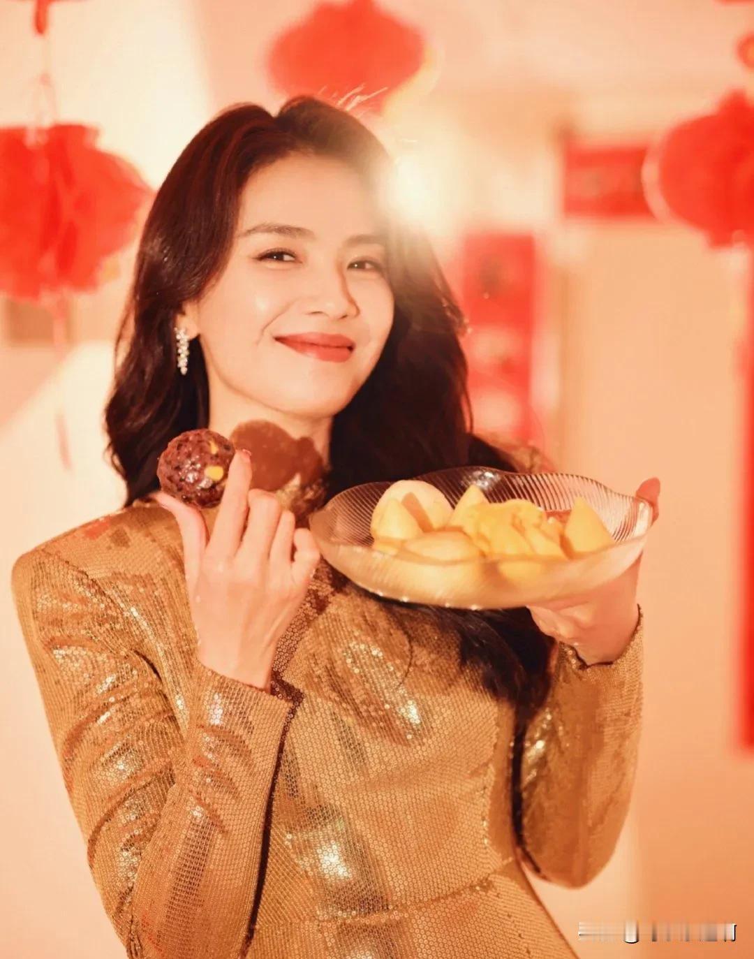 刘涛2024辽宁春晚造型，身穿鎏金色亮片礼服，华丽的设计细节和优雅的剪裁，展现出