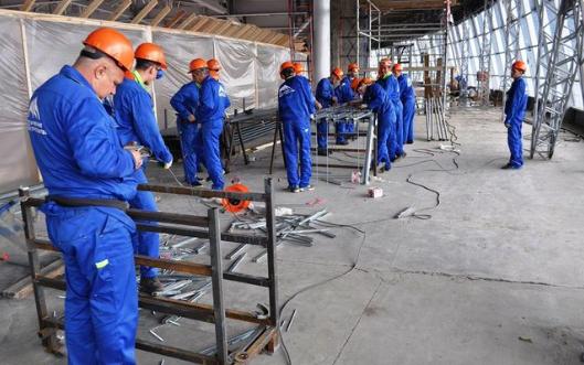 【朝鲜建筑工人抱怨在俄罗斯的生活条件。 】在俄罗斯建筑工地工作的朝鲜工人反映，他