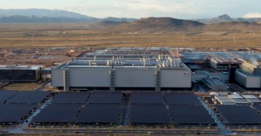 “尴尬了！”
特朗普万万想不到，自己绞尽脑汁从中国台湾地区“抢”来台积电，到最后