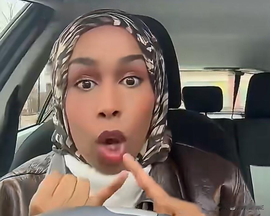 明尼苏达州一名索马里裔女性对特朗普的攻击言论作出回应，她表示：“特朗普反而应当感