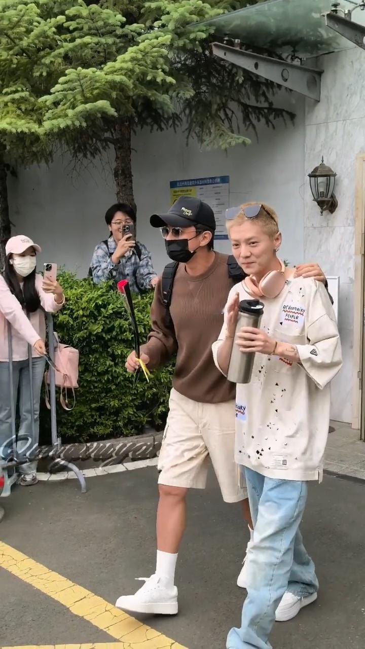 哎呦小鹿听到粉丝喊我爱你害羞得都不会走路了！！就这么举着保温杯到处感谢哈哈哈哈哈