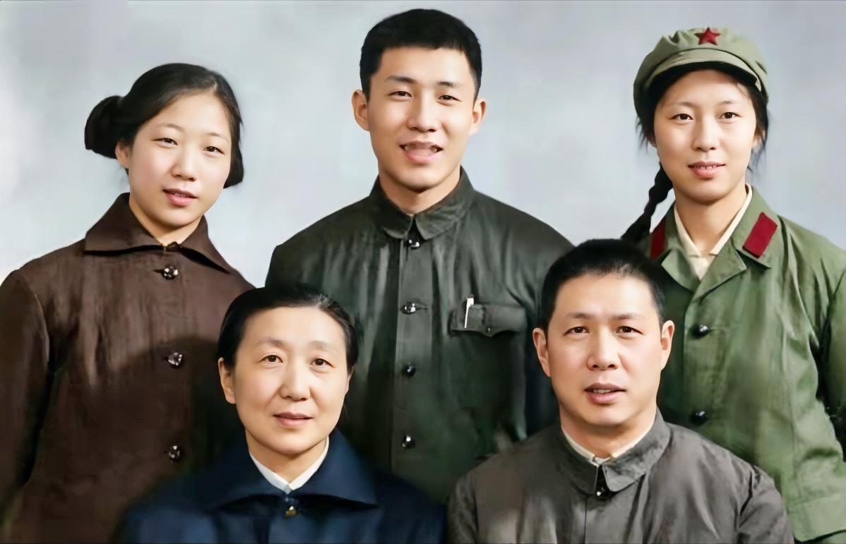 1974年，钱正英与丈夫、孩子们的全家福。前排是钱正英（左）、丈夫黄辛白（右）；