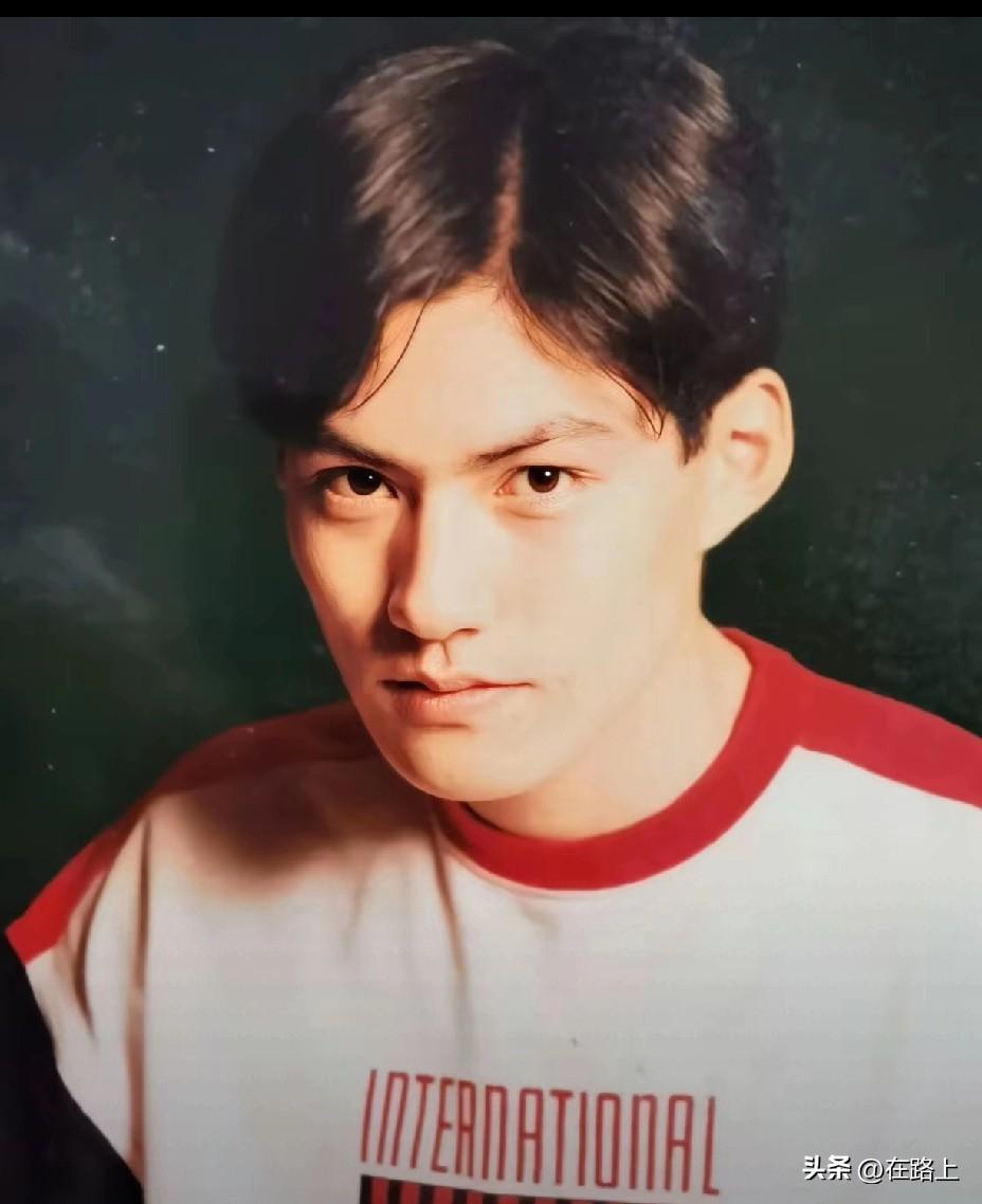 谁懂啊！严屹宽早期黄毛造型才是颜值巅峰吧！
   别争什么古装第一美男了，都去翻