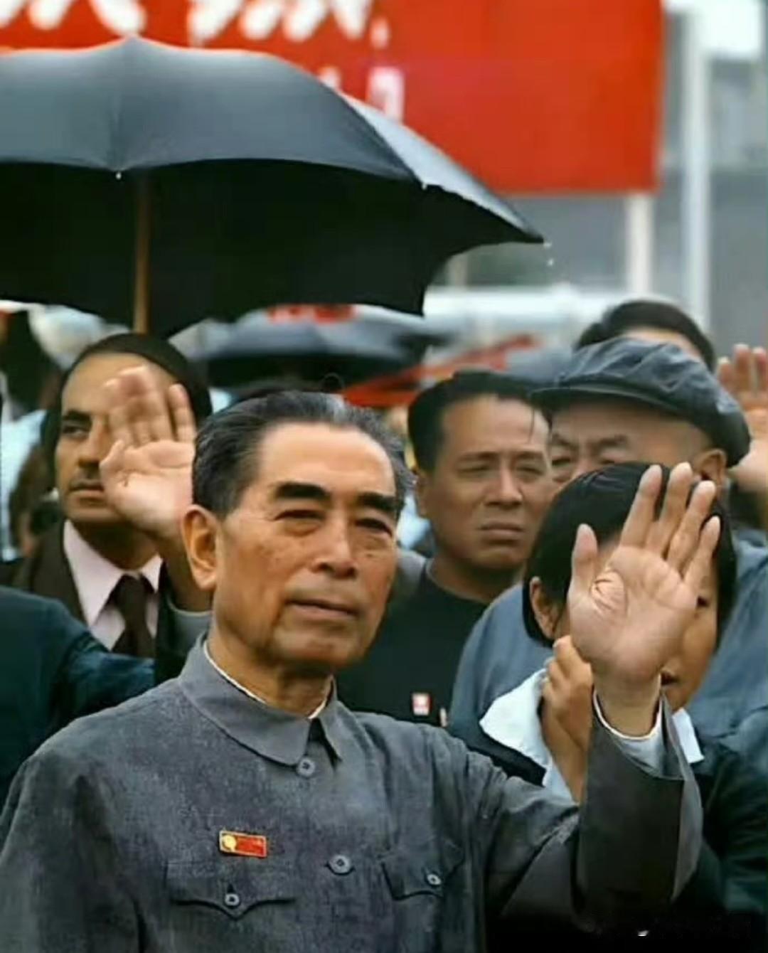 敬爱的周总理，冒雨挥手送别客人