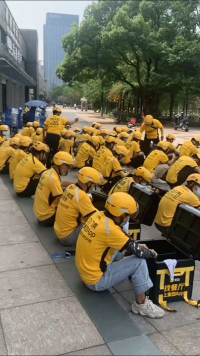 外卖小哥这个神秘的组织在开早会，开完早会后，其中一个小哥拿着一瓶东西往外卖箱里喷