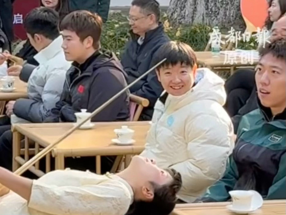 这两个人咋萌成这样