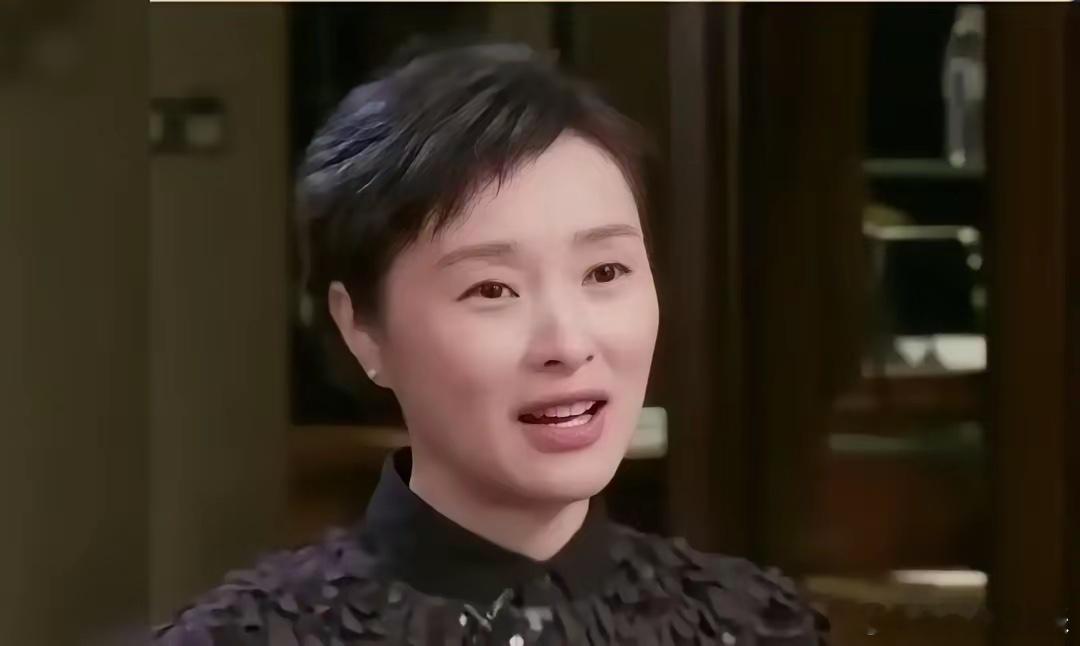 胡歌主动把两次大制作的机会，塞到了师姐吴越手里。一次是《县委大院》，一次是《繁花