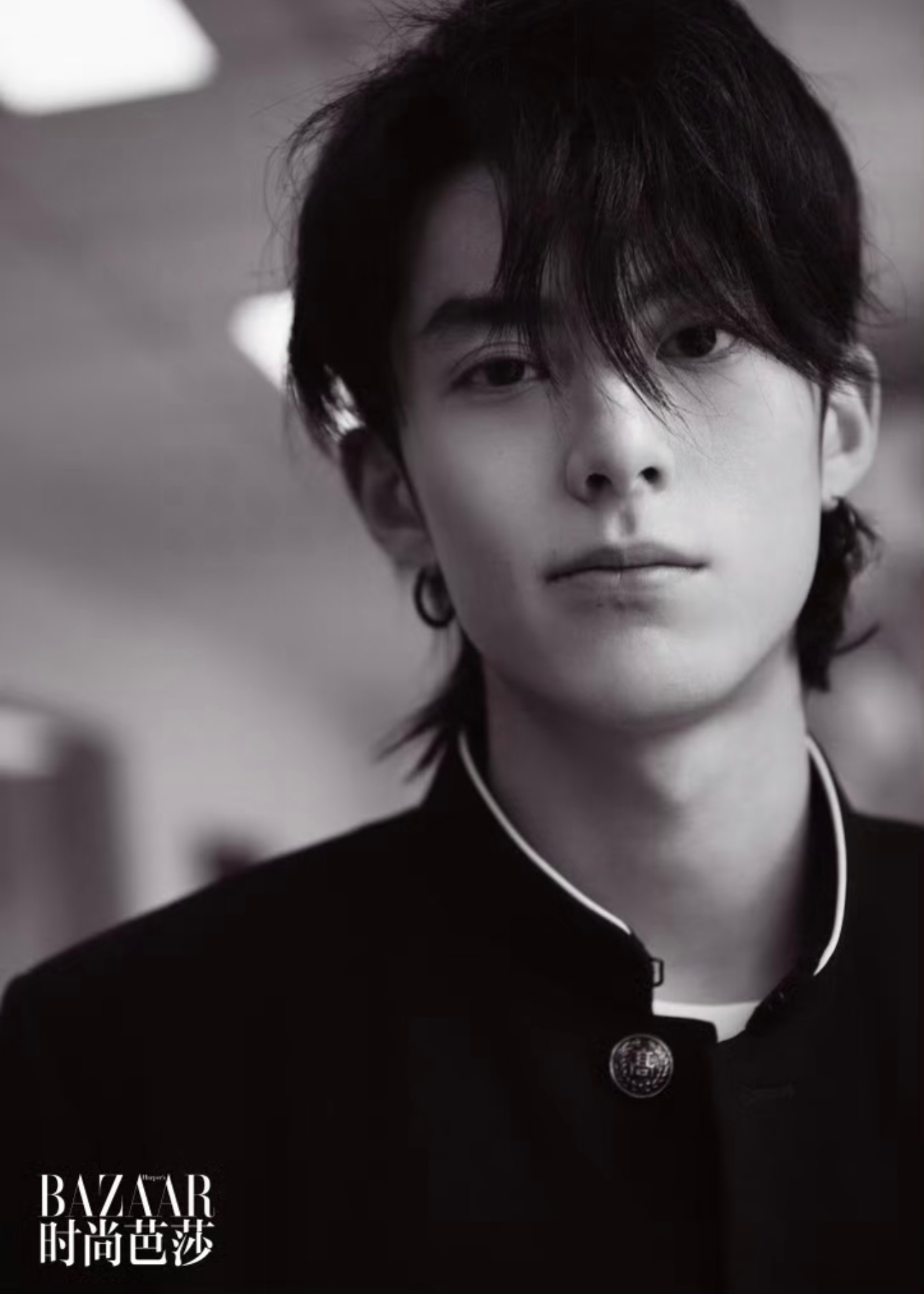 王鹤棣遇上潘粤明面相变了王鹤棣光着脚背潘粤明 师徒俩为了复刻案发现场，用最真实的