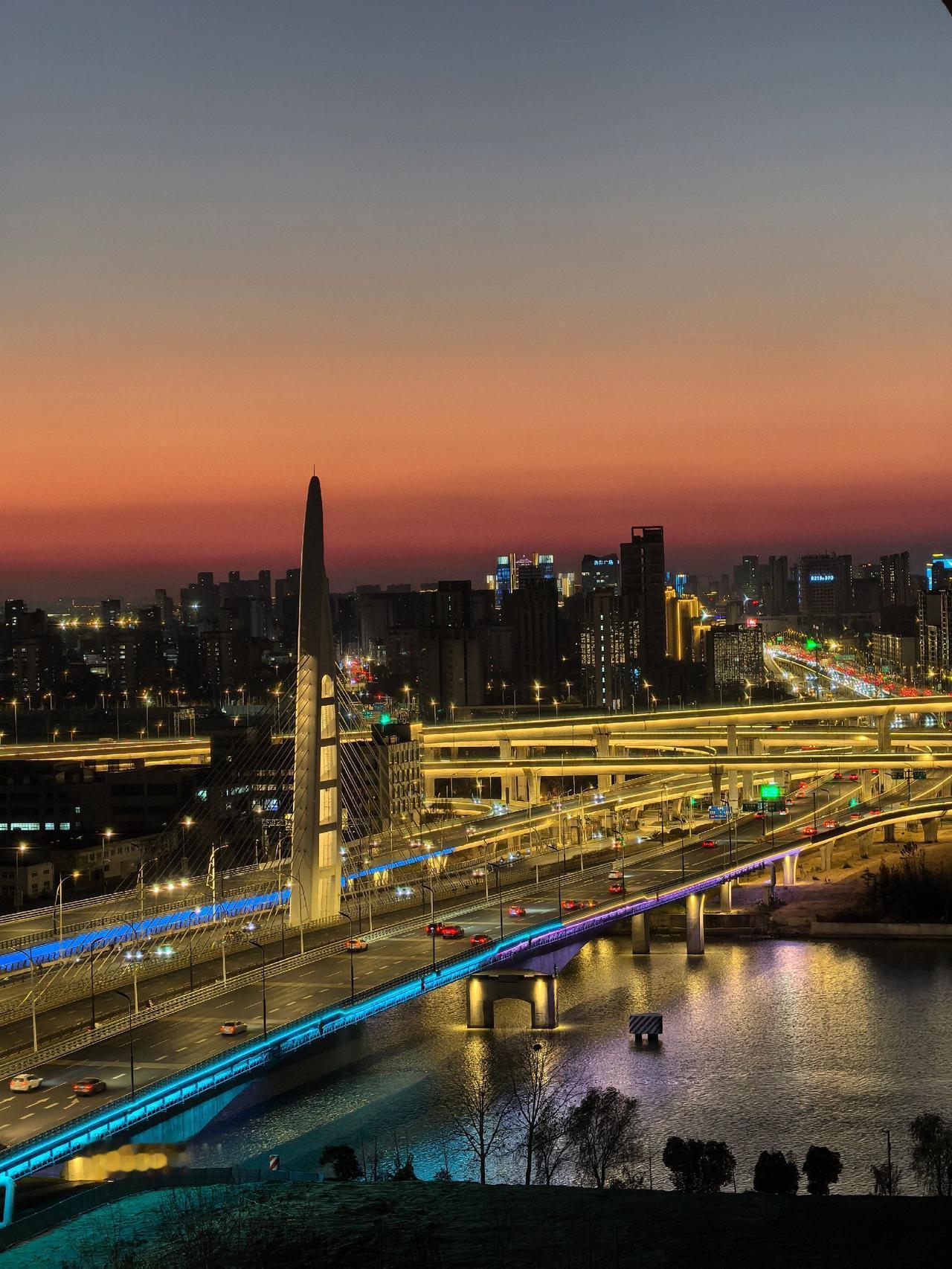 今天，你堵在了哪儿？扬州 城市夜景