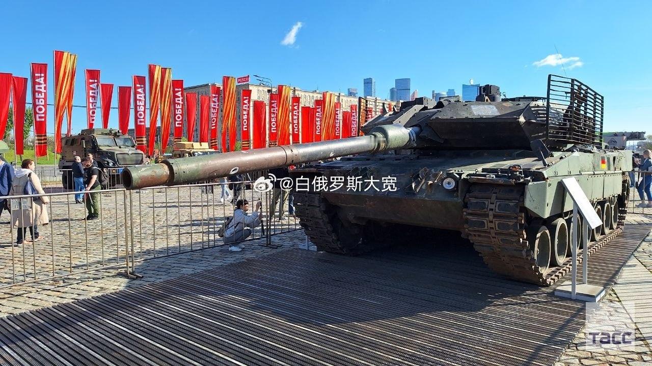 #俄罗斯公开展示在乌缴获西方装备# 俄国防部在公告中提到，80多年前，即1943