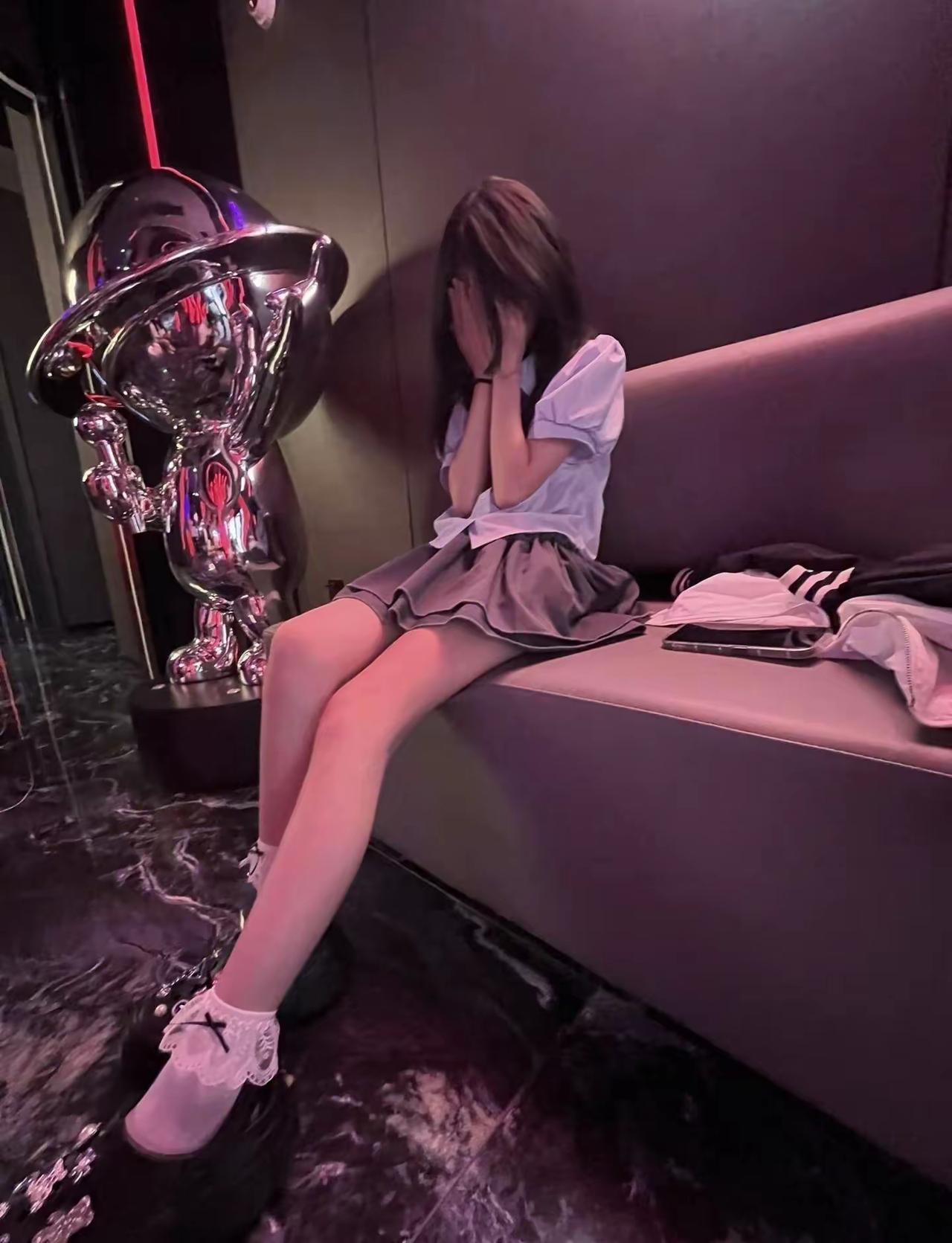 霓虹粉紫漫过裙摆，蕾丝边在暗里发着光。躲在手心后的脸红，比角落的金属雕塑还滚烫✨