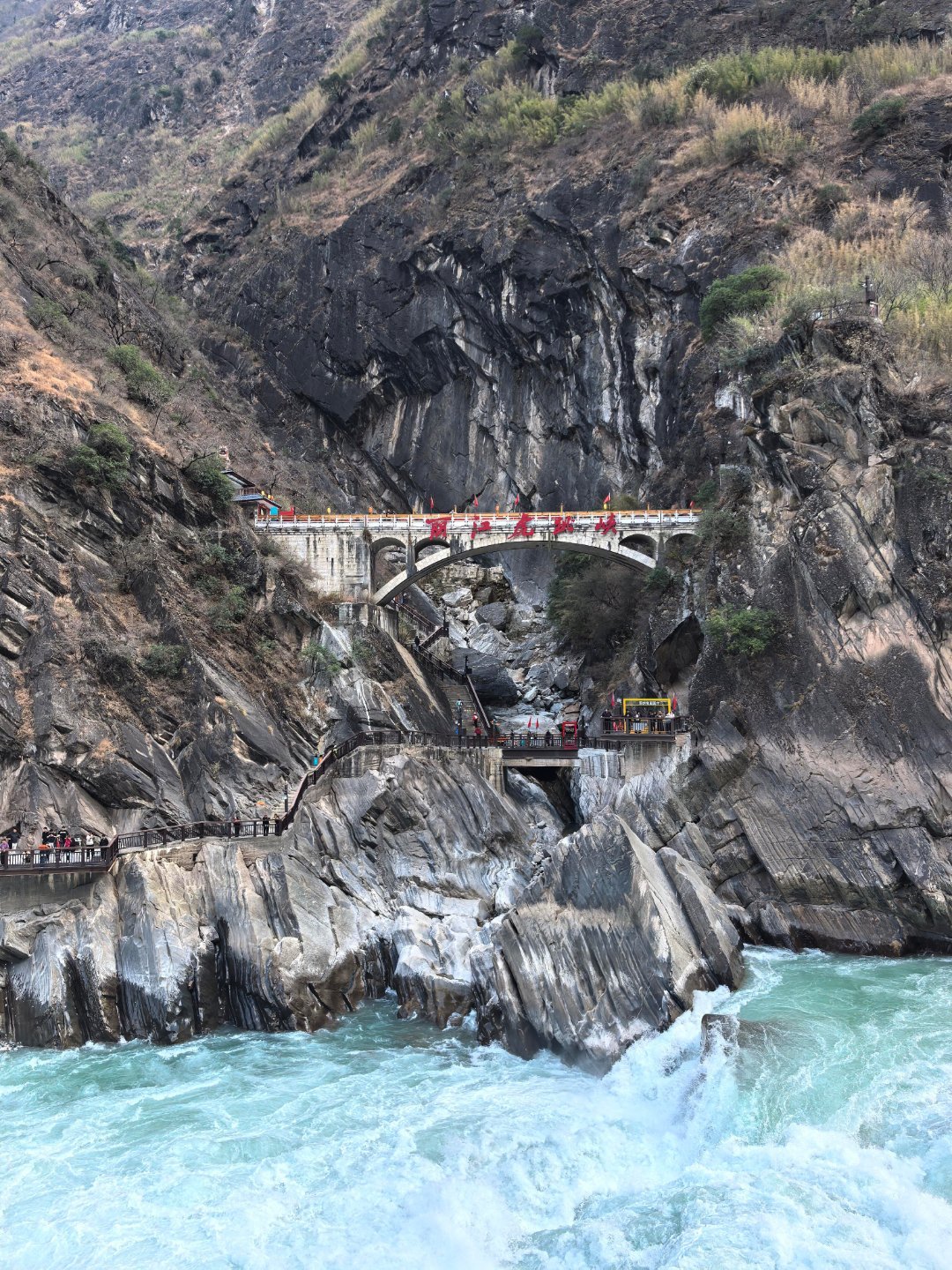 不小心来了语文课本封面香格里拉虎跳峡不愧是万里长江第一大峡谷，站在这里才懂什么叫
