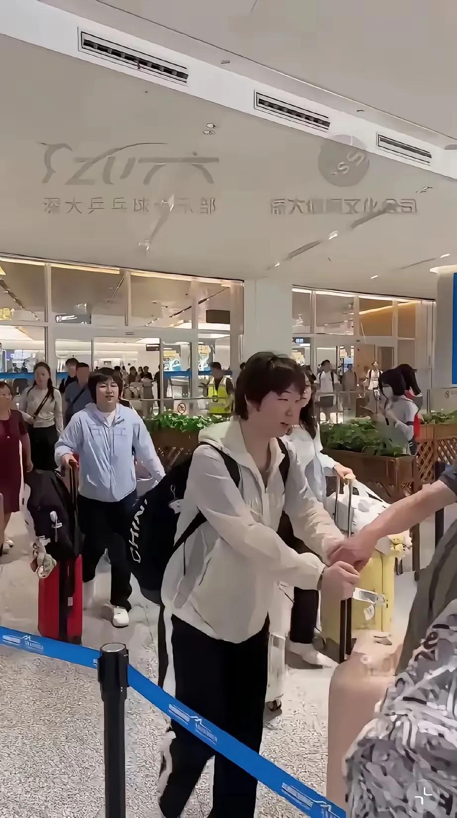 蒯曼、小蘑菇到达乌鲁木齐！
蒯曼和小蘑菇两位深大队小朋友已经结伴到达乌鲁木齐，两