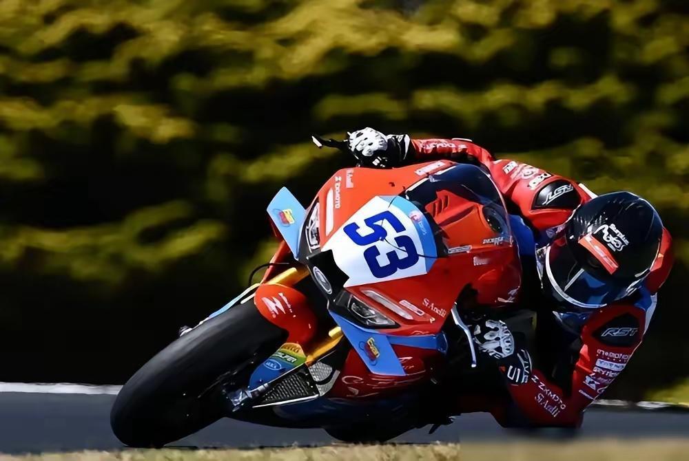 37年没赢过的世界摩托车顶级赛，昨天被一个湖南修车工拿下了。

张雪，19岁追着