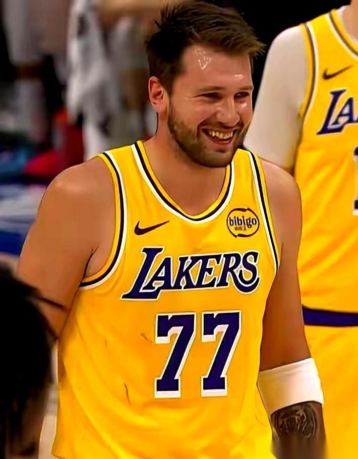 我勒个去！半场球自己出手24次？大哥，这是打篮球呢，还是你一个人的个人秀啊？看得