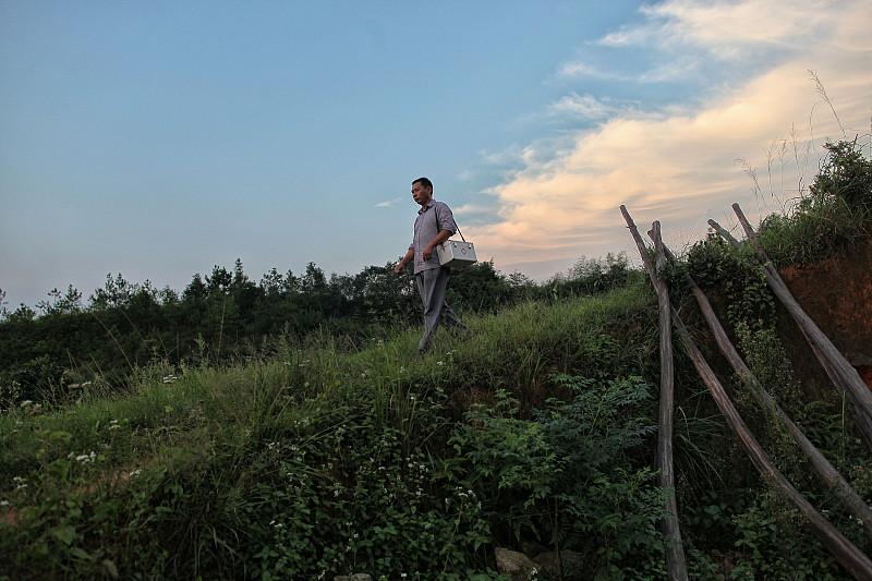 不少侠气人士本只想凭着一身功夫替街坊出口恶气，却往往成了严打名单上的首要目标。就
