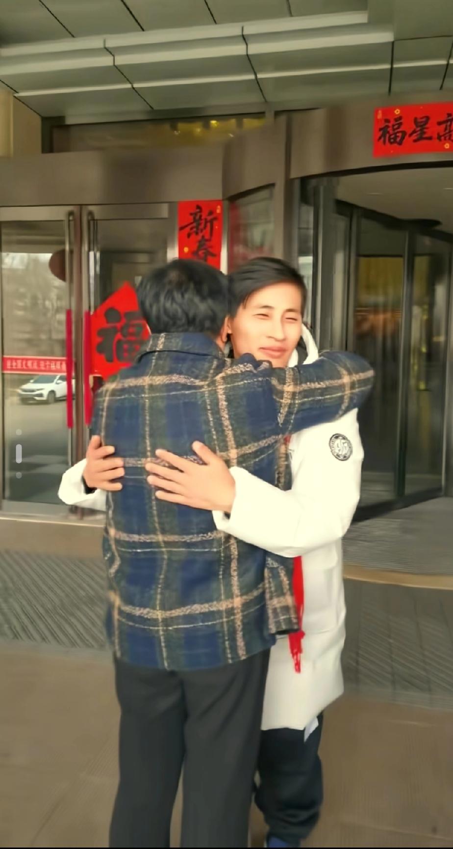 张云鹏的父亲今日再度发布视频，画面里云鹏与张宝艳大姐相拥作别。看来这老爷子又想念