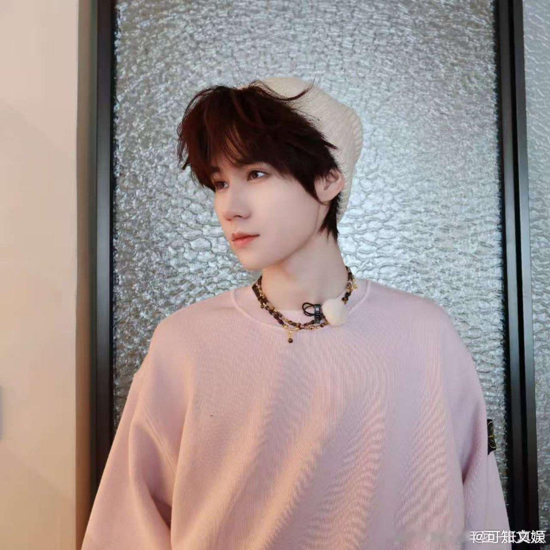 张真源下班四宫格张真源下班营业张真源下班营业，米色毛线帽好看，[鼓掌][鼓掌][