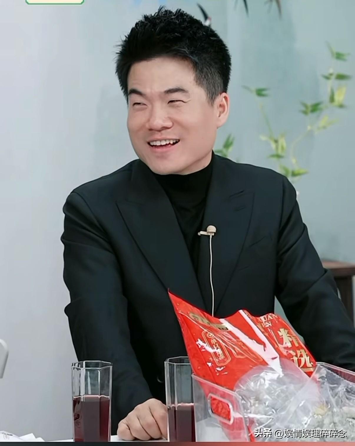 昨天还在直播间手舞足蹈聊“杀马特”的董宇辉，今天就被鹏鹏的一道爱情选择题难住了！