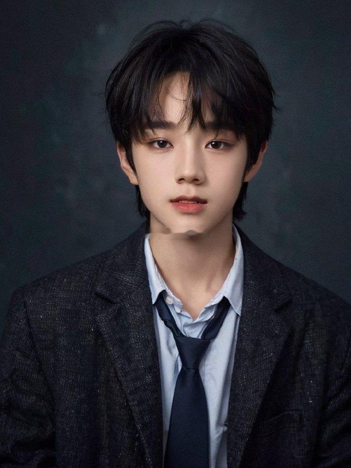 TF家族王橹杰 团综跳伞路透跳伞路透生图出圈，白T配装备，高空表情管理绝，落地撇