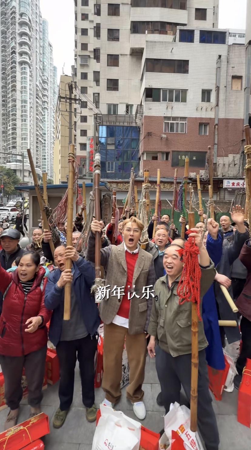 吴克群新年买年货送棒棒军。
真的越来越喜欢他了。
人帅唱歌好听就不用说了。
没想