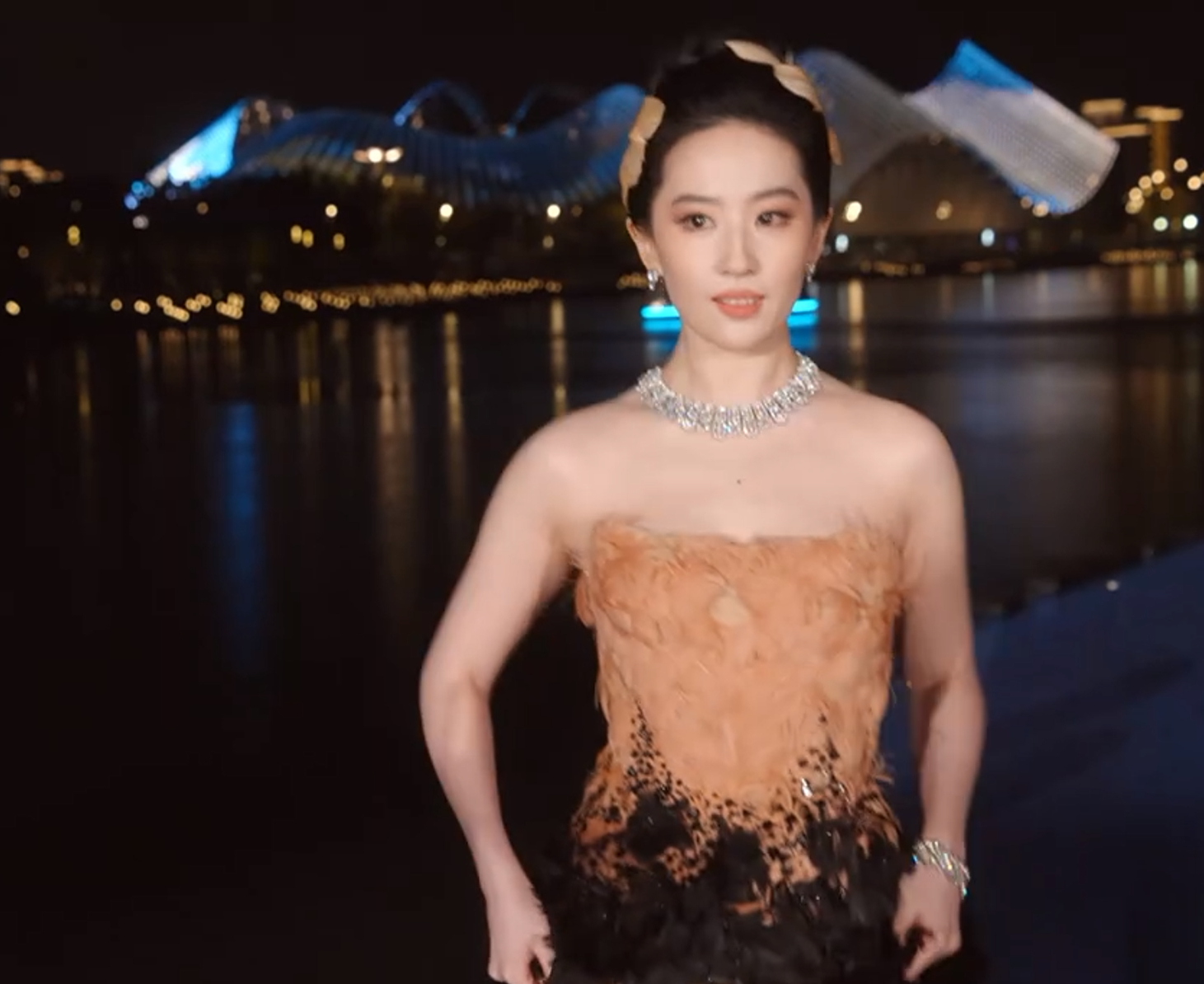 刘亦菲走这两步我要学一辈子刘亦菲又飞吻了 ​​​