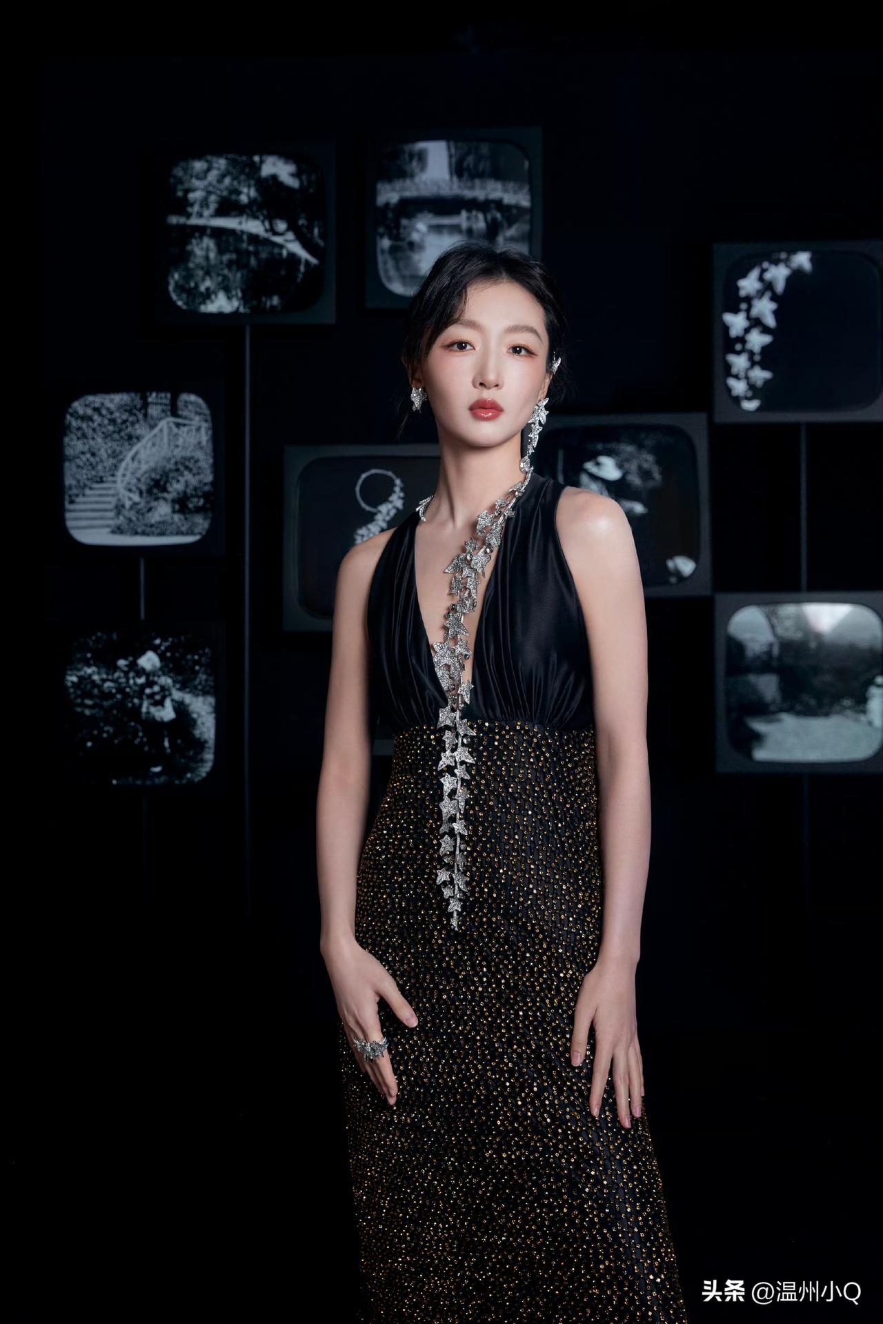 周冬雨佩戴宝诗龙常春藤加长版项链，她的衣服没选对，还是模特一身全黑礼服好，更好凸