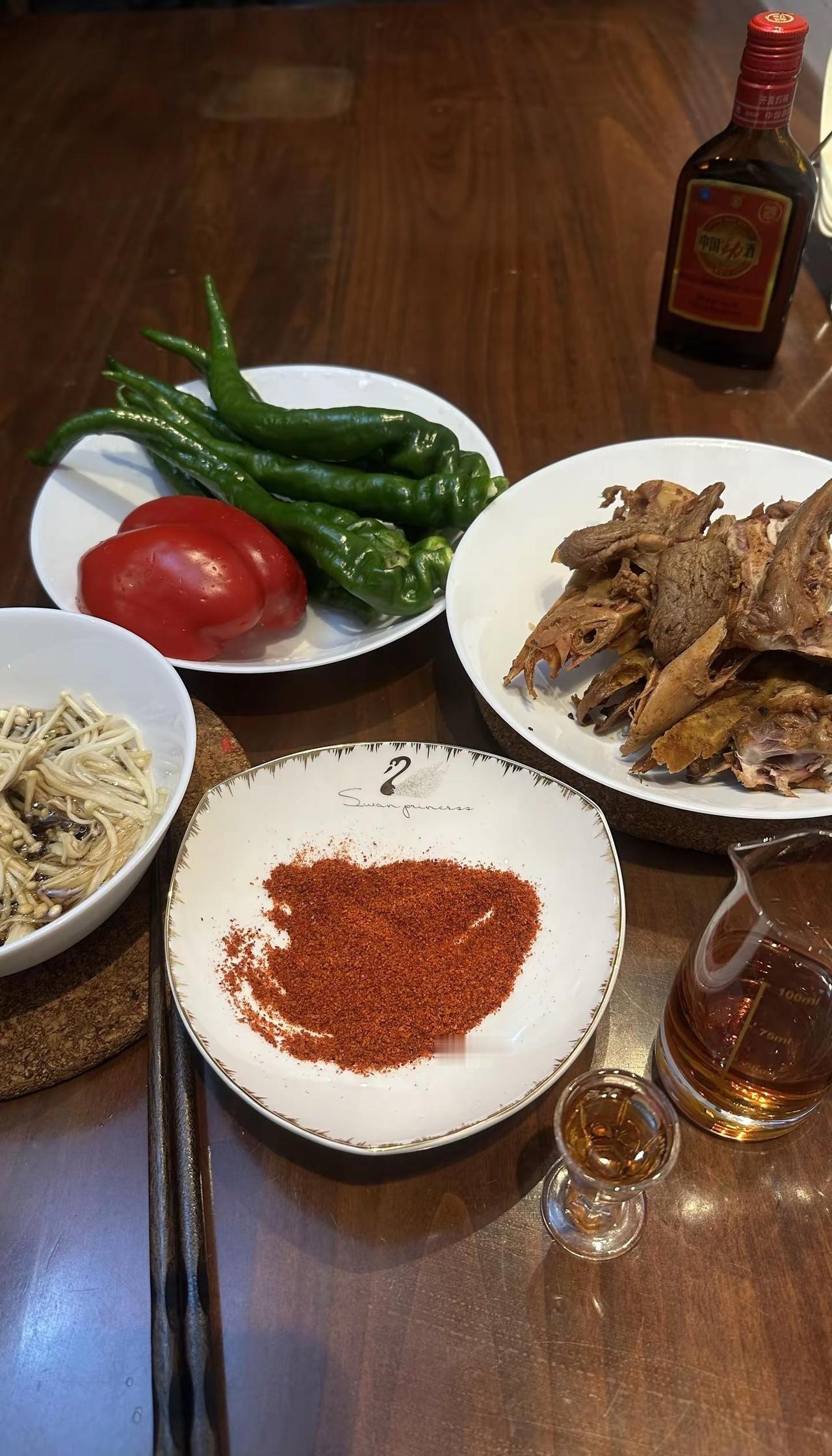 前几年喝酒喜欢热闹，现在只想一个人静静的在屋头小酌…