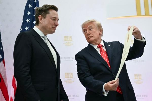 华尔街日报与国会山庄报报道，美国官员表示，美国总统特朗普21日致电SpaceX首