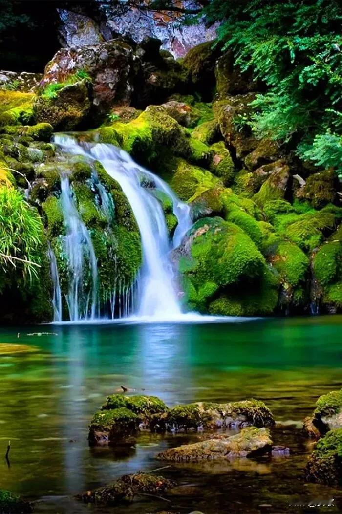 上联:云卷千峰色
下联:泉流万壑声
横批:山水清音