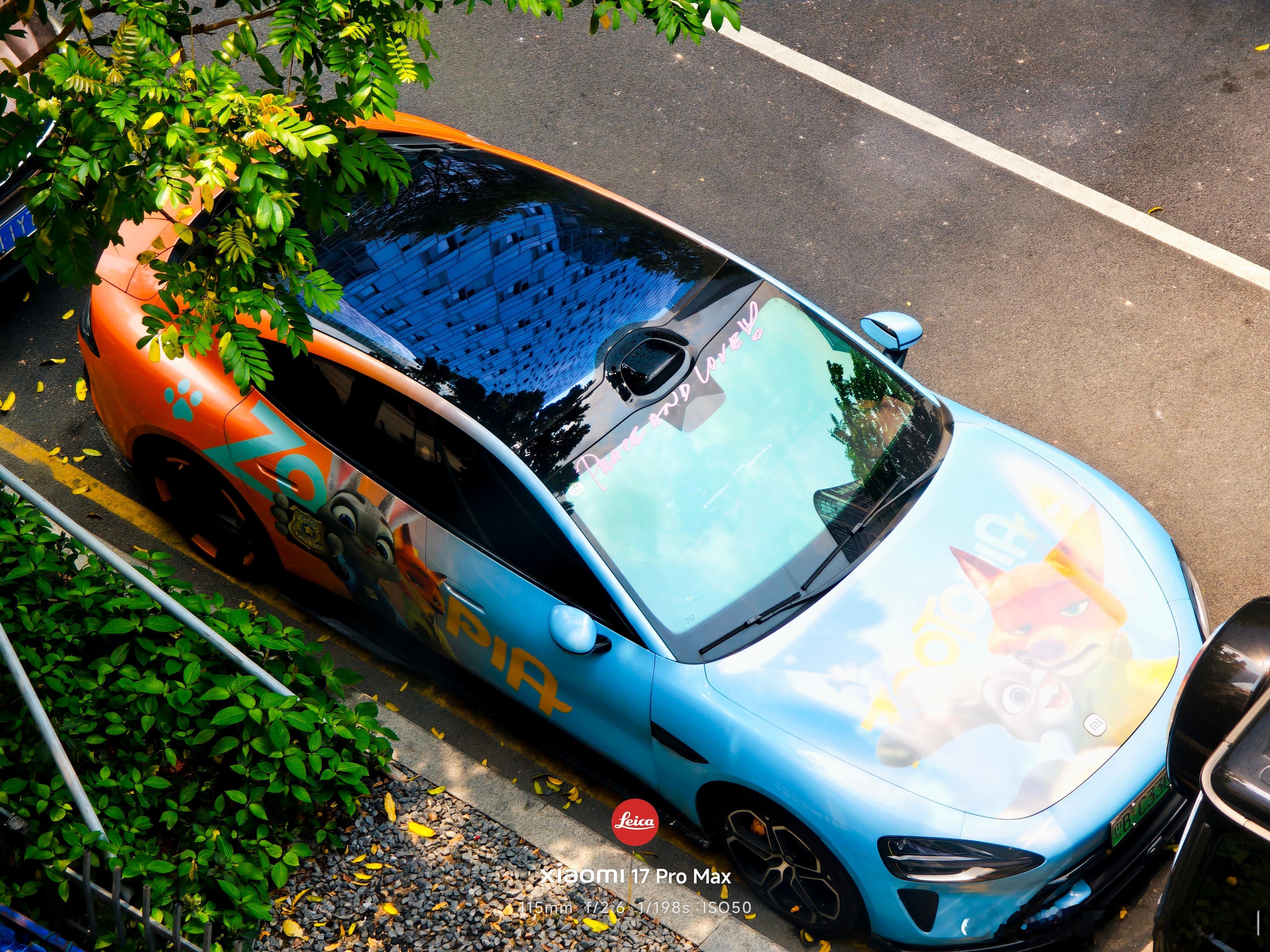 中午在外面吃饭，楼下停了一辆好有个性的SU7小米汽车