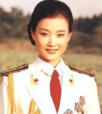 1996年，大红大紫的歌唱家宋祖英竟然硬生生亲手把年纪不大、长相十分漂亮水灵的同