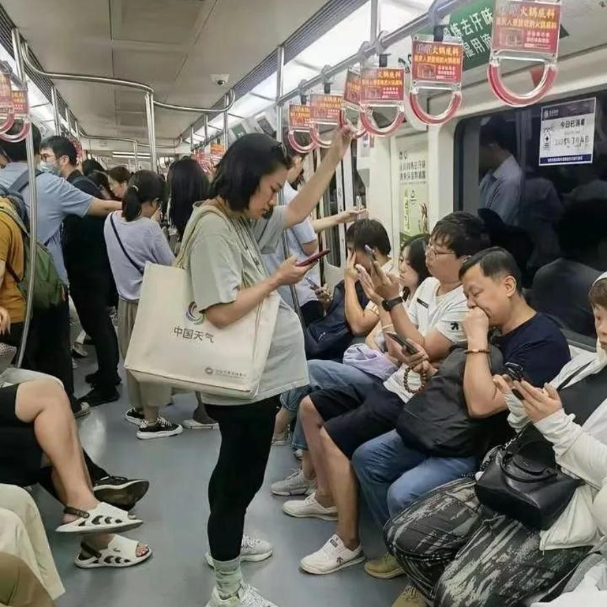 心里挺寒心！地铁满车厢人，竟没人给孕妇让座
 
现在有些时候的人情冷漠，实在让人