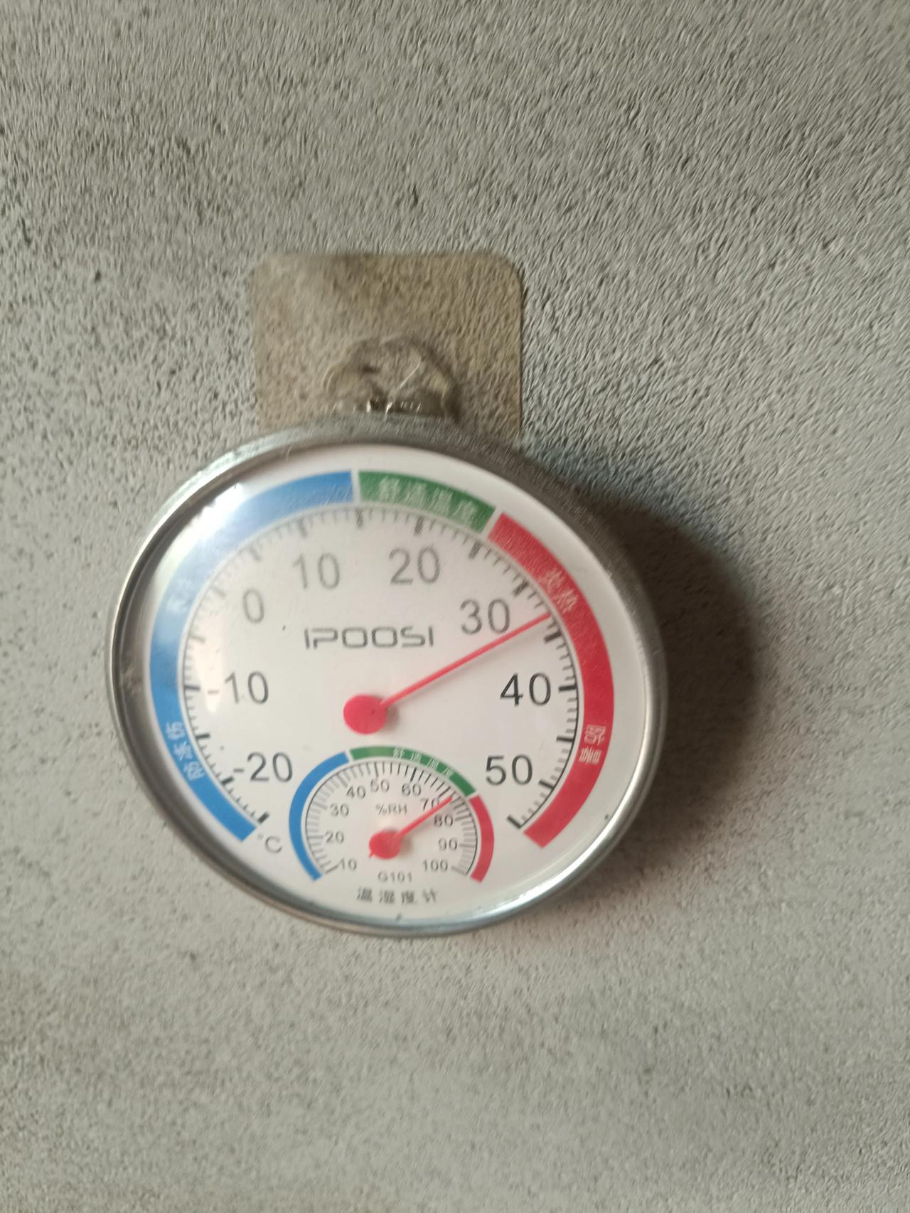 天气真的是太闷热了啊，电扇吹出来的风都是热风啊，就是这样的温度还在室外干活啊，真