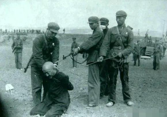 50年代，镇反期间，一名即将被枪决的“坏分子”，留下了这一张老照片，镜头中的犯人