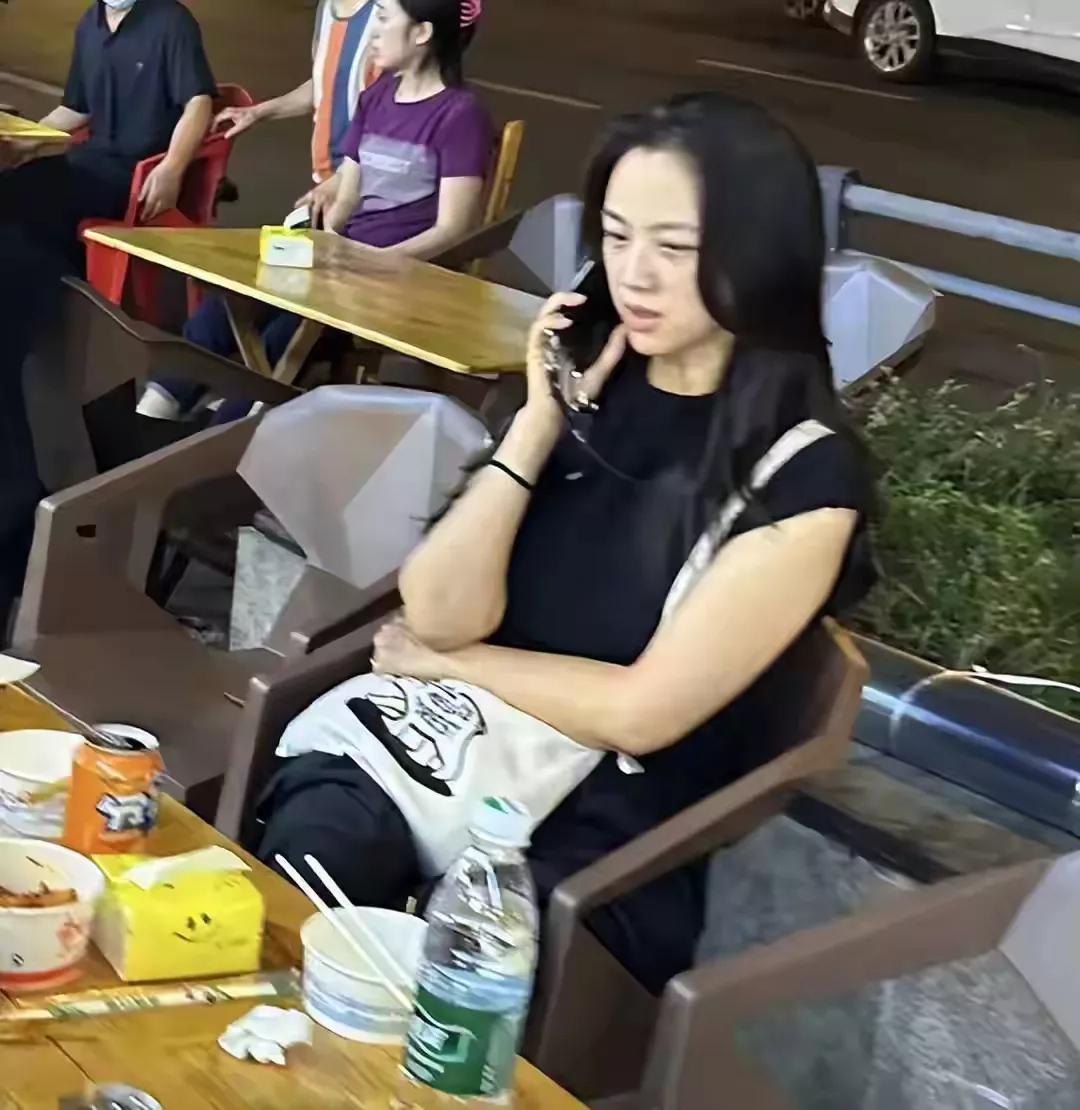 很欣赏汤唯的自信，她无论是在生活中还是影视剧中，素颜的状态实在是太好了。这气质是