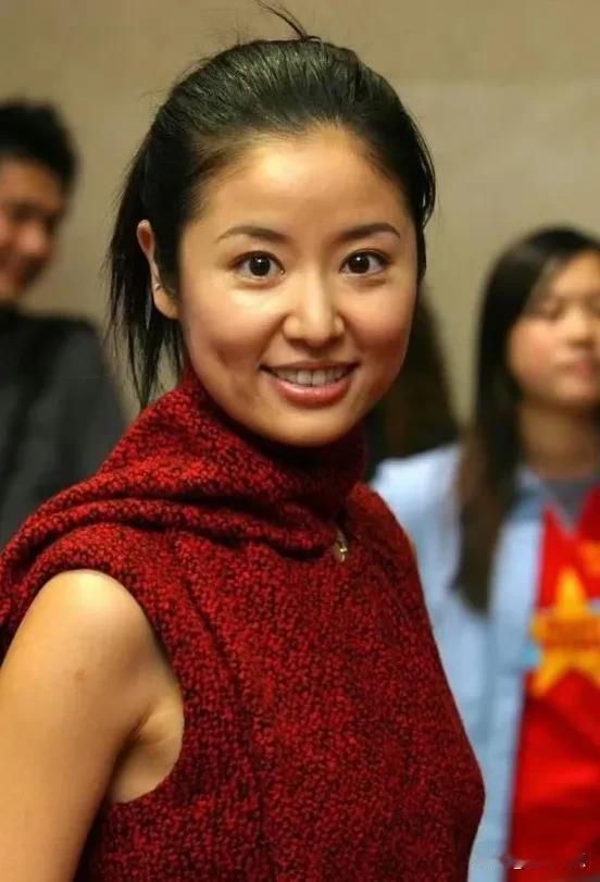 林心如依然美丽如初，深深酒窝，大大有神眼睛，五官精致秀气，气质非凡，虽然脸上的光