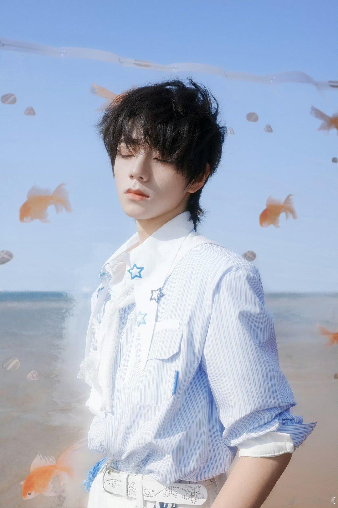 王橹杰海边写真王橹杰热了王橹杰海边写真大片，清爽少年感满满 