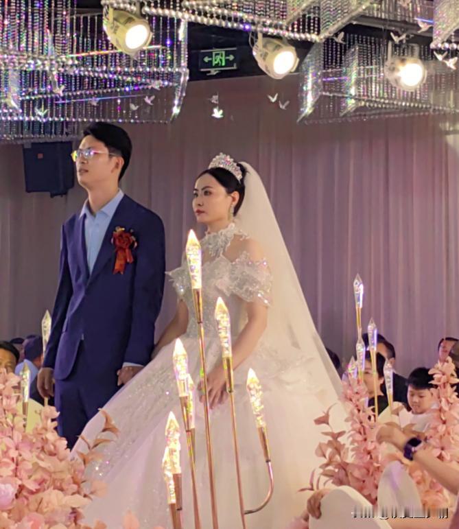 今天参加同事女儿的婚礼，让我更加确信，缘分天注定，千里姻缘一线牵。
同事李大哥的