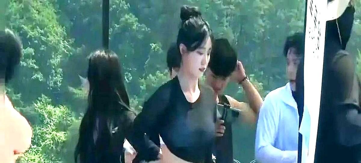 照片刚流出，工作室的维权声明就到了，这速度比热搜还快。

一张红毯侧拍图，角度刁