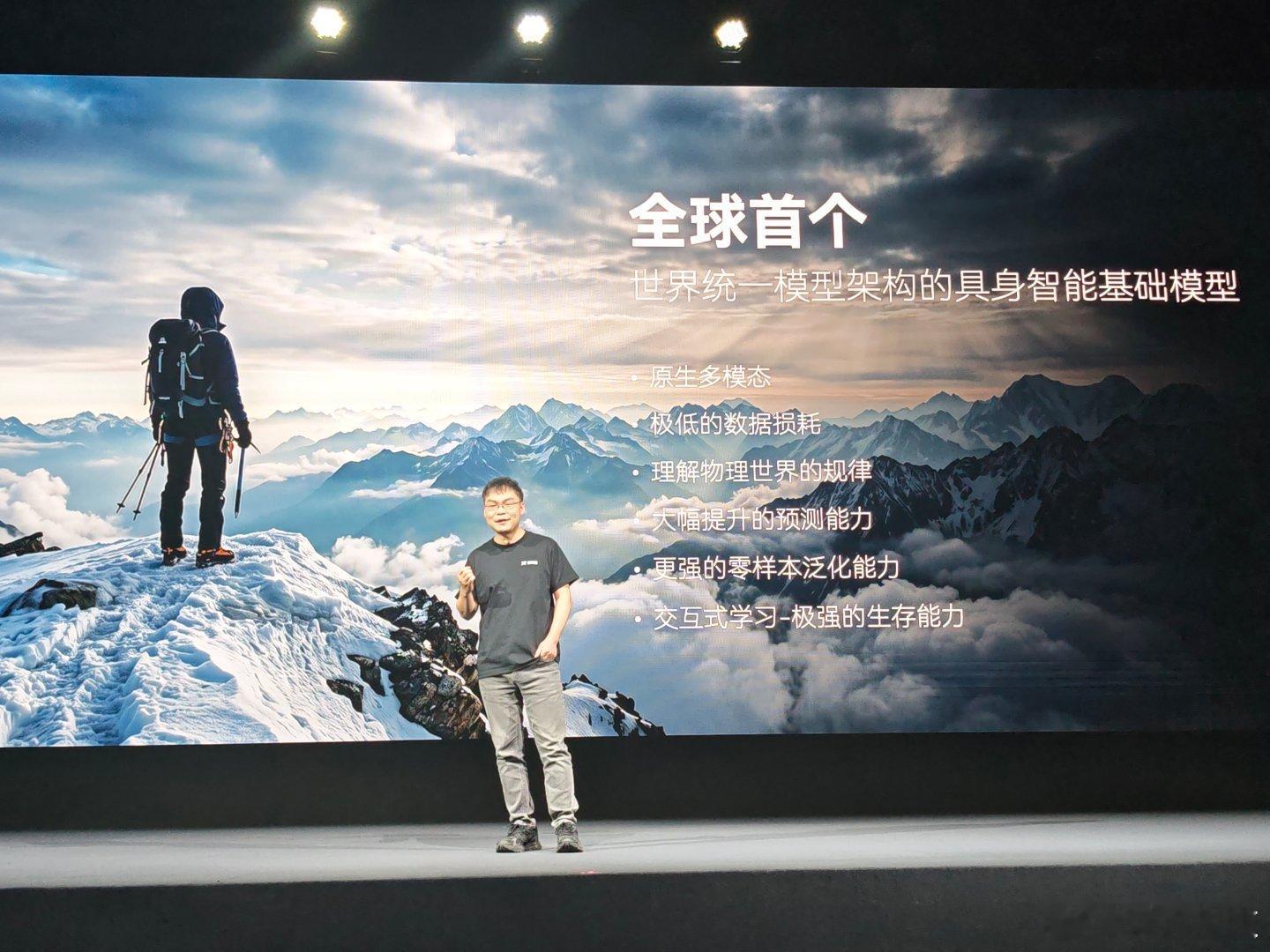 WALL-B大模型可以让机器人拥有物理意义的『世界观』，主观感受物理世界，具备零