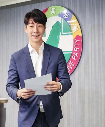 民进党发言人吴峥慌了！
敢信吗？一个民进党发言人竟在电视节目上公然宣称自己就算是