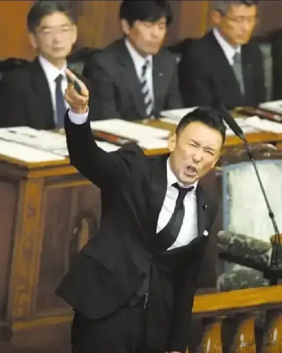 中国始终走和平发展道路，坚定维护地区与世界和平稳定，中日关系健康发展契合两国人民