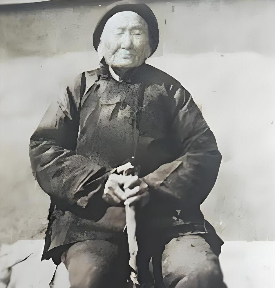 山东一农妇身怀300发子弹，冒险赶路送给八路军，半路撞上伪军搜查，眼看就要暴露被