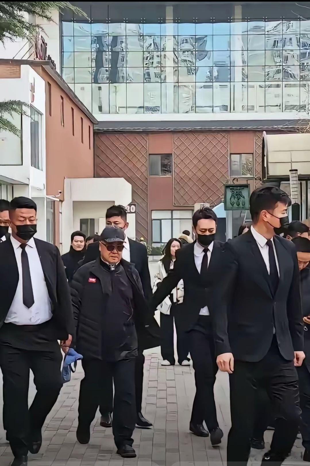 这种风气真不好，一个码字的出行能搞成这样，阴森森的，观感不适不说，大有那什么的味