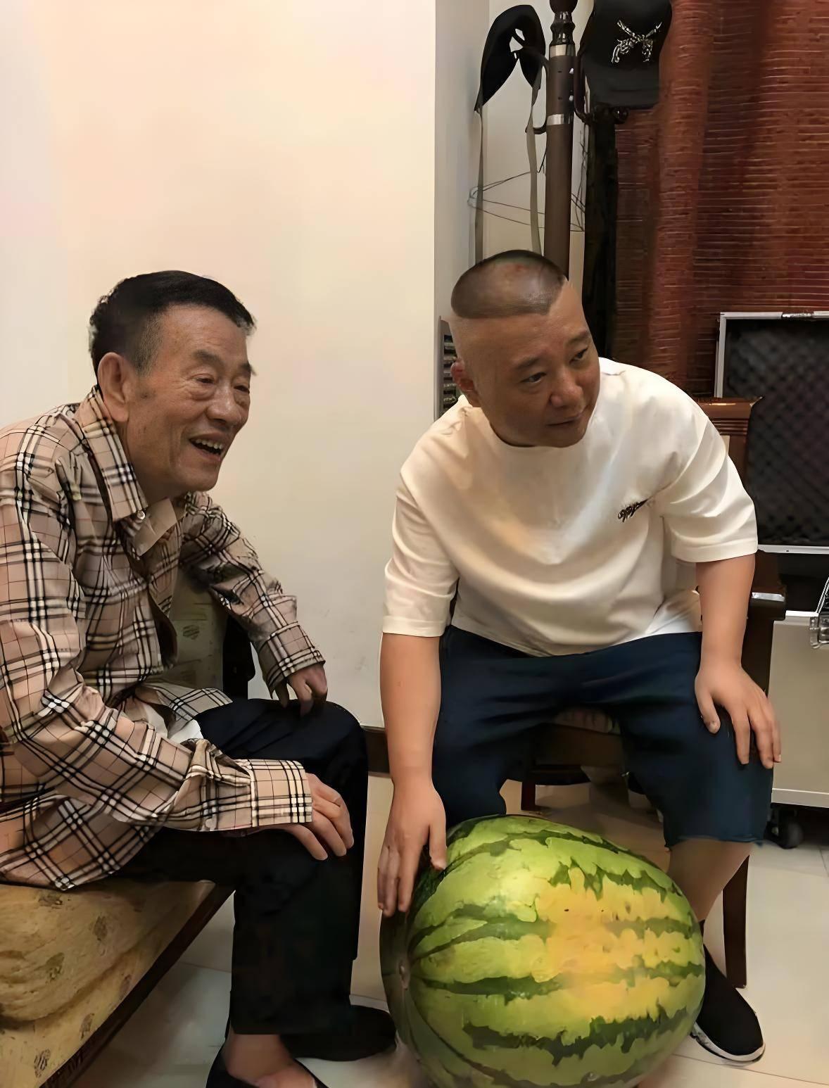 郭德纲凌晨00:42分发七字悼念杨少华老先生。

昨天，很多人还在想郭德纲会不会