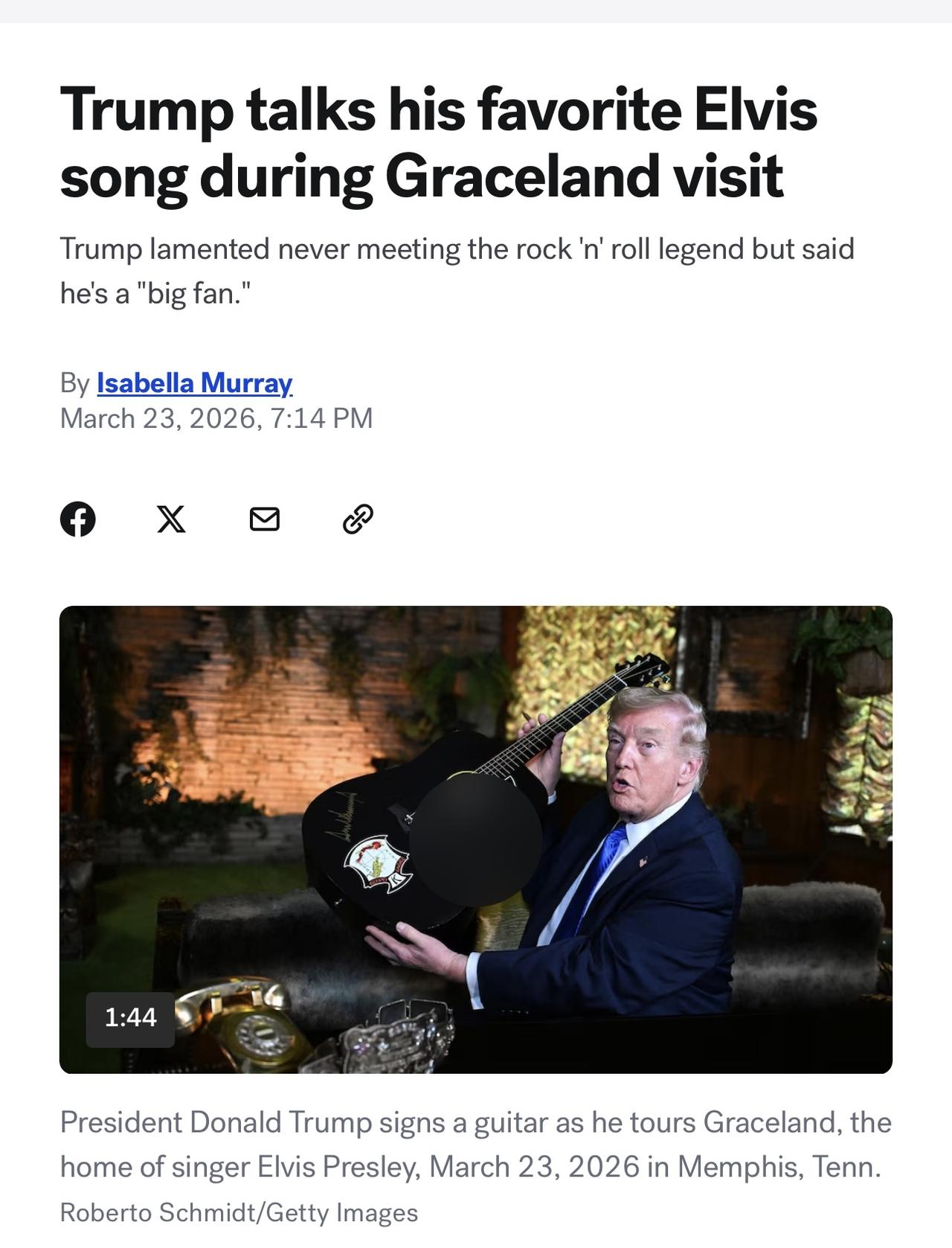 当地时间周一，特朗​​普成为第二位到访位于田纳西州的格雷斯兰庄园的猫王故居在任美