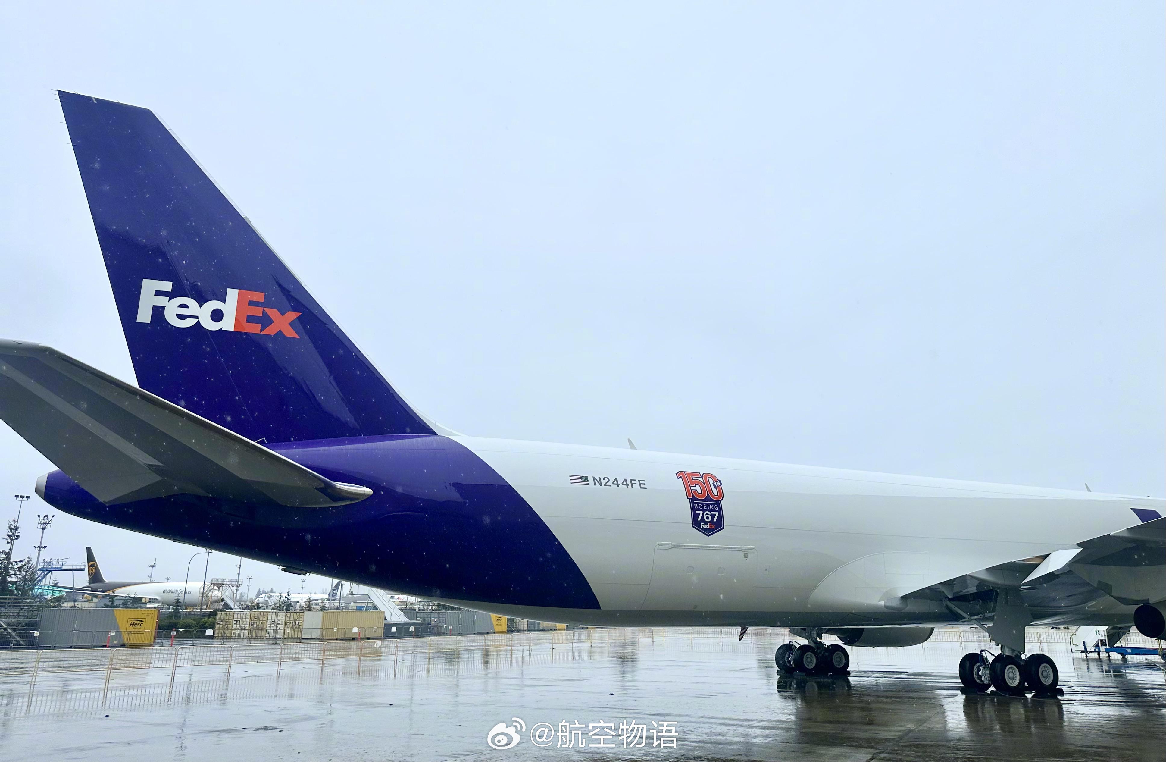 联邦快递订购的第150架也是最后一架767-300原厂货机亮相，机身后部加上了“